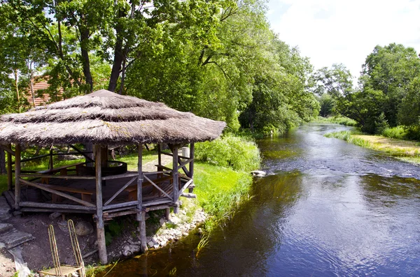 Chata na pobřeží řeky park — Stock fotografie