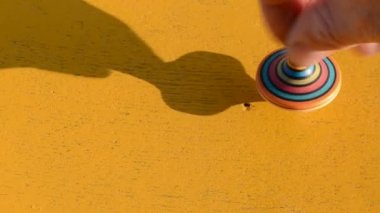 ahşap eğlenceyi Sarı zemin üzerinde döndürme