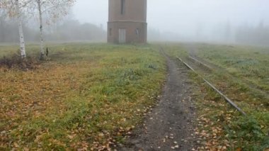 terk edilmiş tren istasyonu ve sisin içinde eski kule