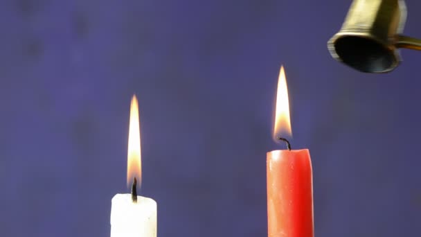 Погасите две свечи медным огнетушителем — стоковое видео
