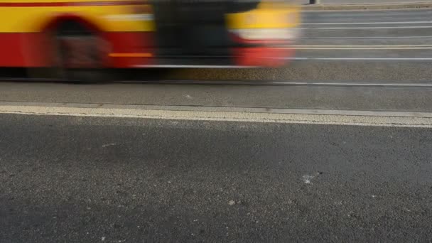 Vários carros e fragmentos de ônibus na estrada — Vídeo de Stock