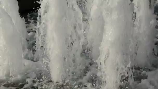 Fontana cittadina spruzzata in piazza — Video Stock