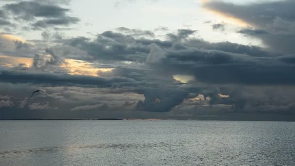 Lever du soleil tôt le matin nuages dans la mer — Video