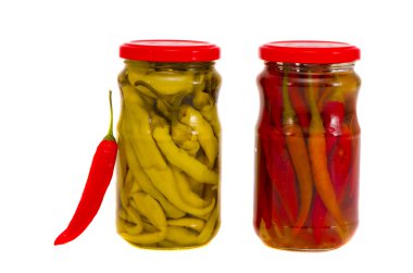 Kırmızı ve yeşil biber ile iki yalıtılmış cam kavanoz