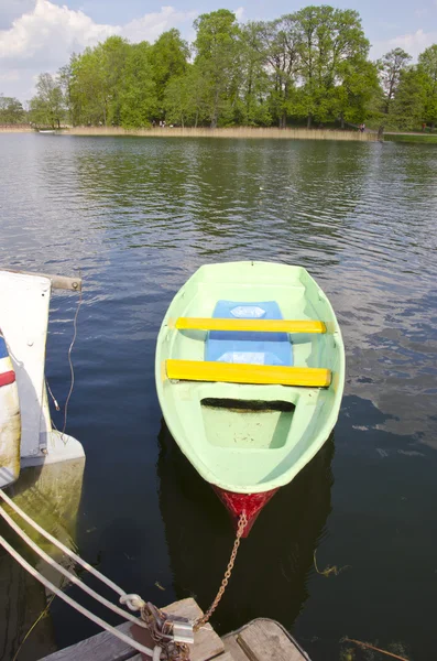 Barco de plástico en el lago resort —  Fotos de Stock