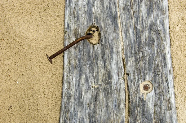 Stare deski na plaży piasek — Zdjęcie stockowe