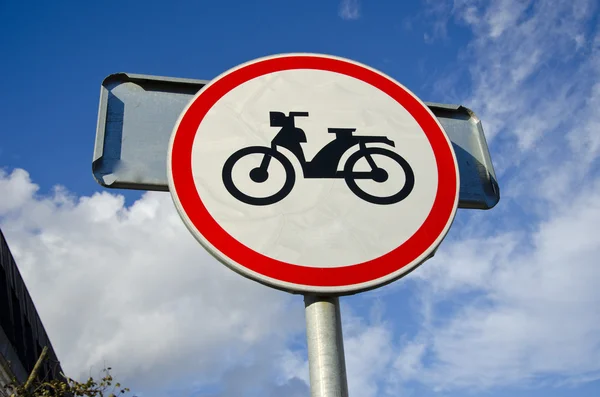 Motorradschild auf Himmelshintergrund — Stockfoto