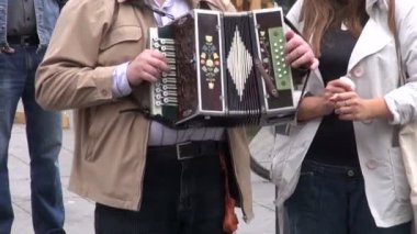 adam adil bir vintage akordeon ile oynarken