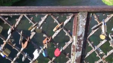 tarihi nehir köprüsü rail sevenler kilitleri