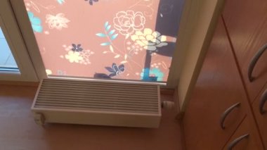 yeni evin odasında modern ısıtma radyatörü