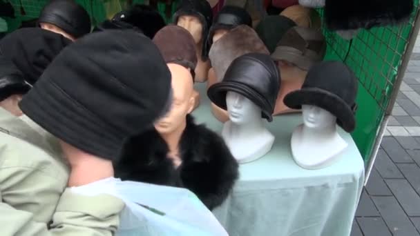 Vários gorros de estação de outono em feira — Vídeo de Stock