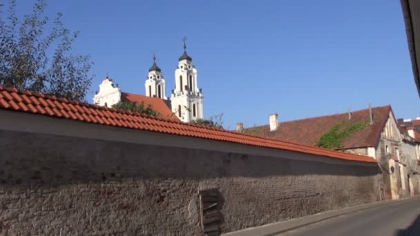 Oude straat in vilnius en kerk van st. catherine — Stockvideo