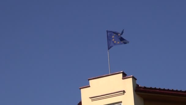 Europeiska unionens flagga mot bakgrund av luftrummet — Stockvideo