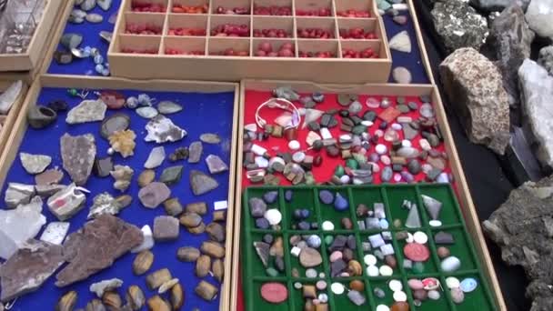 Pierres à bijoux dans le marché de rue — Video