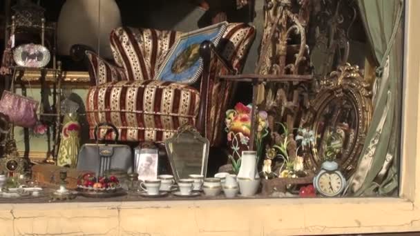 Janela de loja de antiguidades na cidade velha — Vídeo de Stock