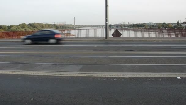 Köprü hareket üzerinde kırmızı el arabası — Stok video