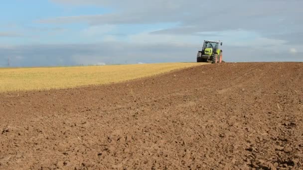 Ilk sonbahar toprak işleme, traktör — Stok video