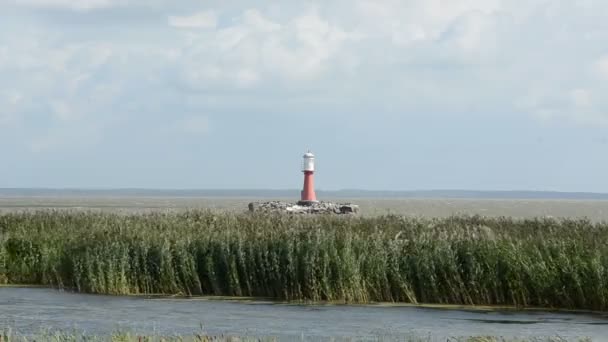 Mare paesaggio costiero con faro — Video Stock