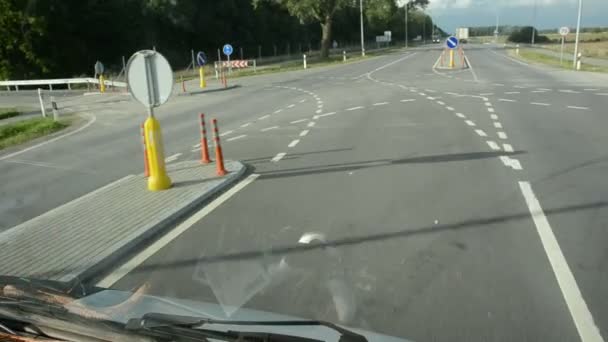 Samochód skręcić na drogę asfaltową — Wideo stockowe