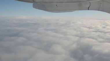 Bulutların üstünde uçan