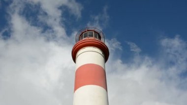 Kırmızı ve Beyaz feneri parçası ve bulutlar