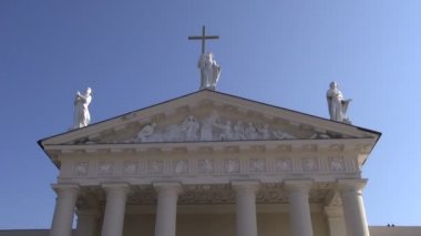 Vilnius Katedrali heykel altın haç ile