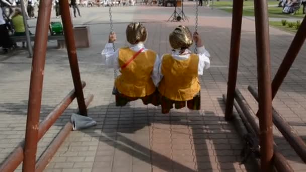 Zwei Frauen schunkeln auf dem Sommerfest — Stockvideo