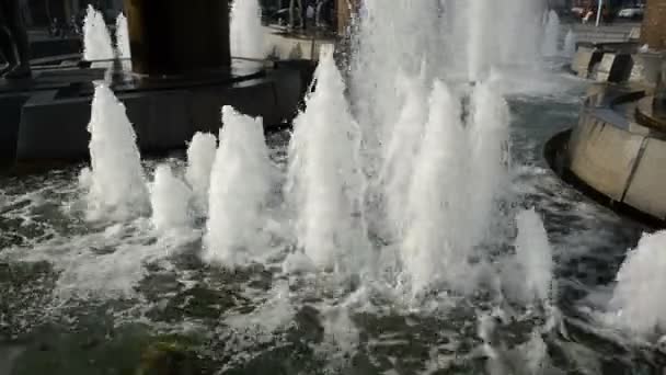 都市正方形の噴水に水のしぶき — ストック動画