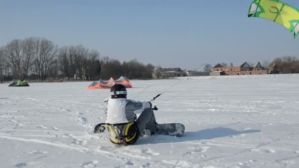 Snowkiting-cursussen op het winter meer ijs — Stockvideo