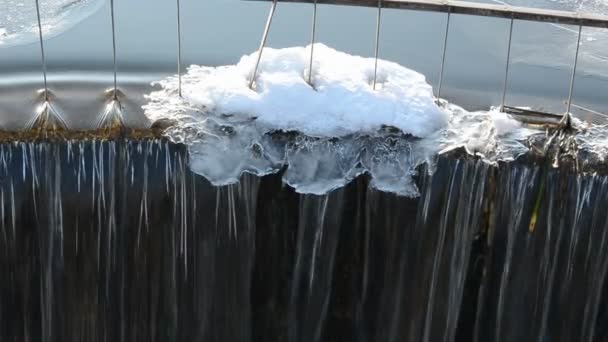 Winter Stausee Wasserfall Detail — Stockvideo