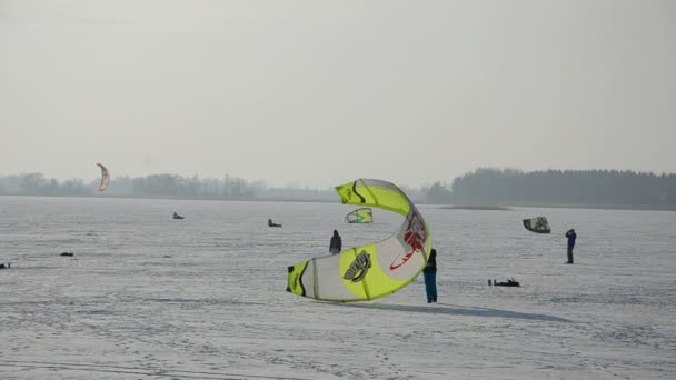 Vliegeren op het winter meer ijs sneeuw — Stockvideo