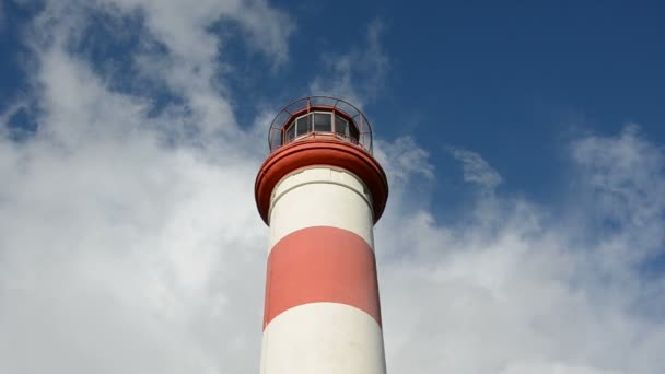 Rode en witte vuurtoren fragment en wolken — Stockvideo