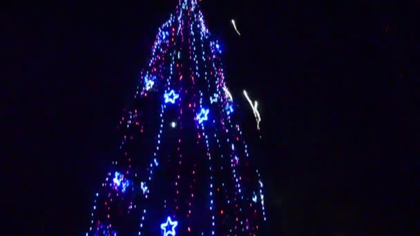 Árbol de Navidad y fuegos artificiales de año nuevo — Vídeo de stock