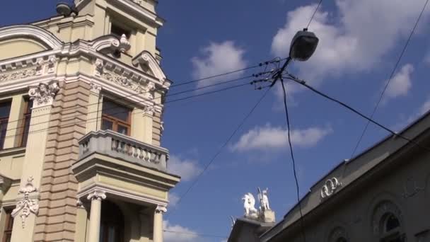 Старый город Вильнюса и исторические скульптуры грифона — стоковое видео