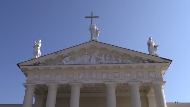 维尔纽斯大教堂雕塑与金色十字架 — 图库视频影像