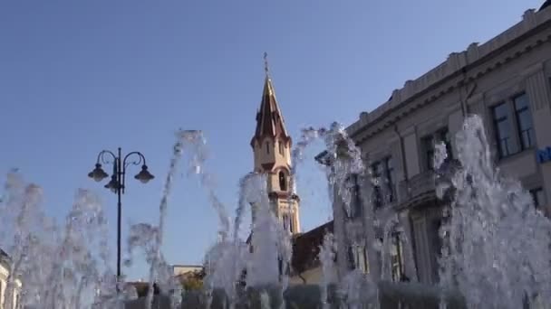 Straßenbrunnen und orthodoxe Nikolaikirche in Vilnius — Stockvideo