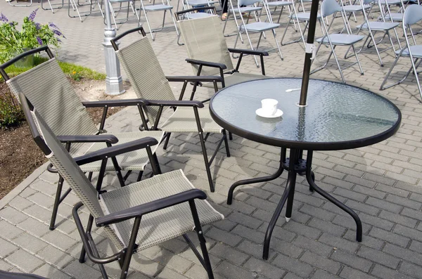 Verão rua mesa de café e cadeiras — Fotografia de Stock