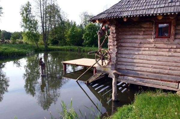 Wooden bathhouse and summer pond — Stock Photo, Image