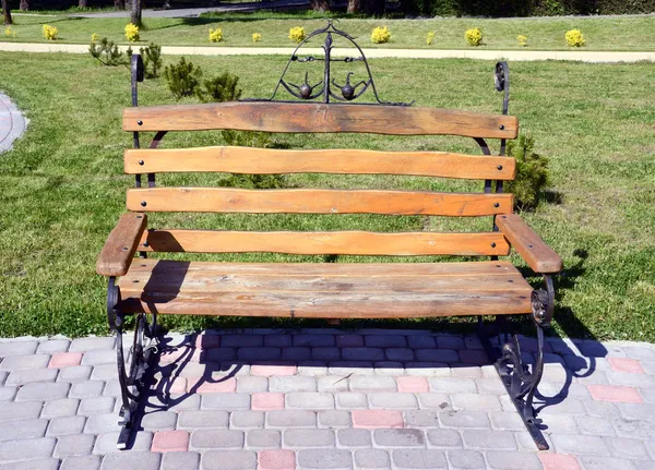 Original design wooden bench in park — Stock Photo, Image