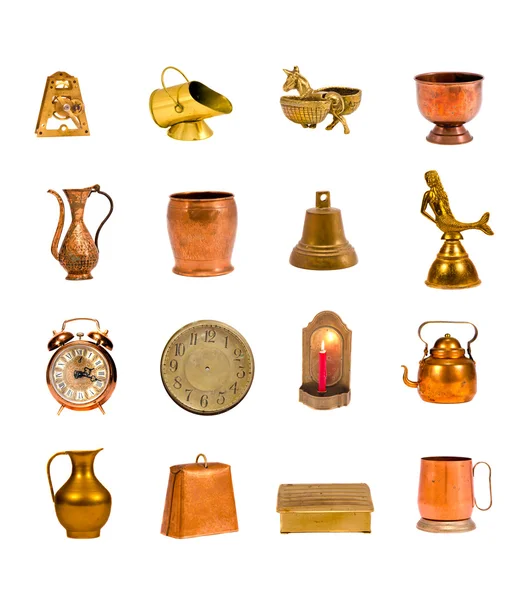 Ancienne collection d'objets et d'outils en laiton et cuivre sur blanc — Photo