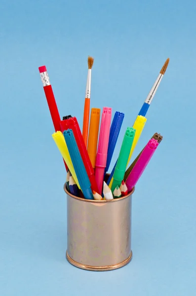 Brosses, feutres et crayons dans un vase en laiton — Photo