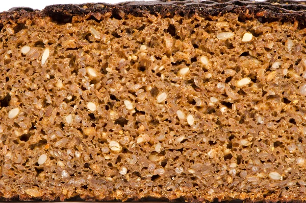 Braune ökologische Brotscheibe mit Körnern — Stockfoto