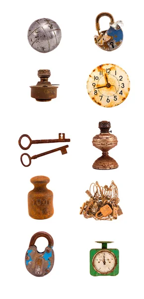 Collection d'objets anciens et d'outils assortis sur blanc — Photo