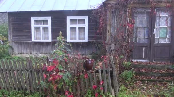 Džbán na dřevěný plot ve starobylé vesnici — Stock video