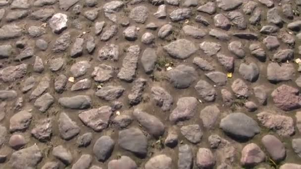 Caminhando na estrada de pedra antiga — Vídeo de Stock