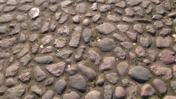 Caminando por el antiguo camino de piedra — Vídeo de stock