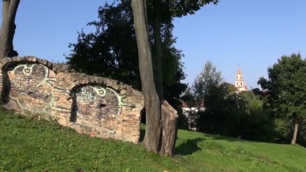 Viejas colinas de Vilna y antigua torre de la iglesia — Vídeos de Stock