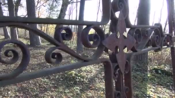 Alle ziel? s dag antieke kruis in oude landelijke begraafplaats — Stockvideo