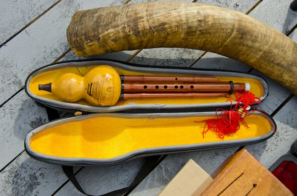 Instrumentos de som sobre fundo de madeira — Fotografia de Stock