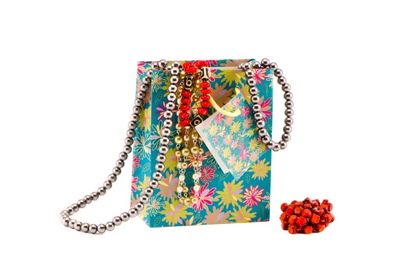 Bolsa de regalos con collares surtidos en blanco — Foto de Stock